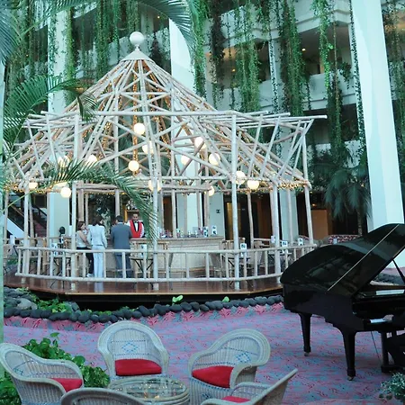 Beatriz Costa & Hotel 4*