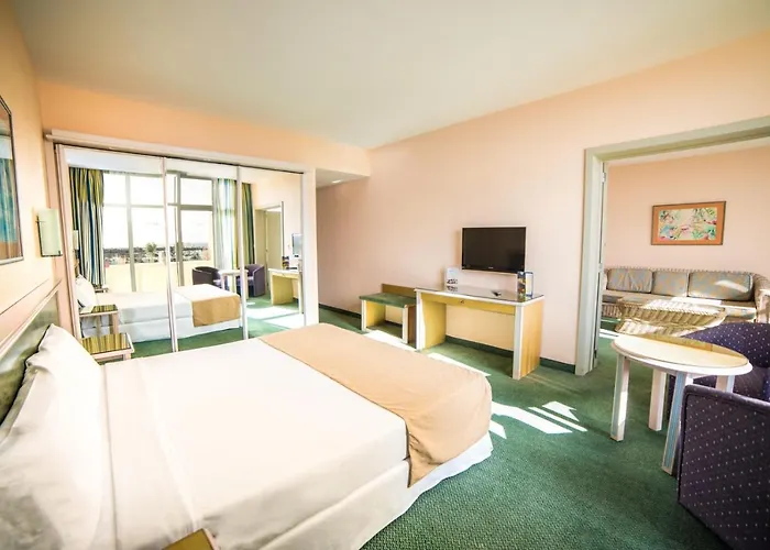 Beatriz Costa & Hotel 4*