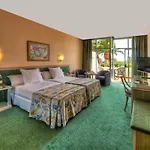 Beatriz Costa & Hotel