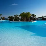 Beatriz Costa & Hotel 4*
