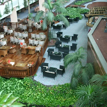 Beatriz Costa & Hotel 4*