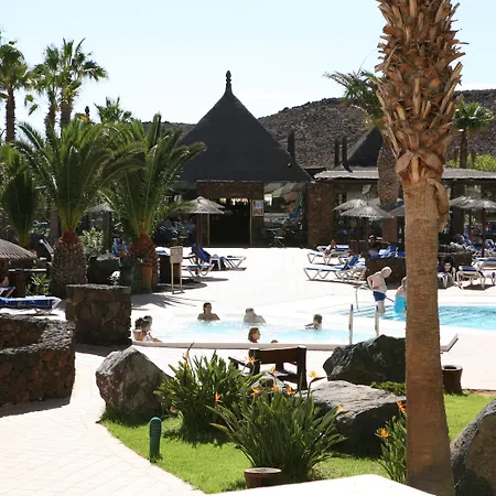 Beatriz Costa & Hotel 4*