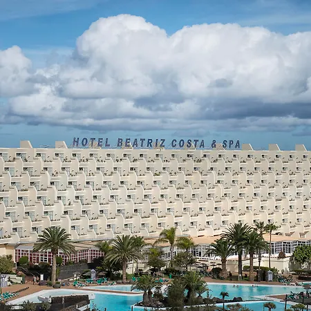 Beatriz Costa & Hotel 4*