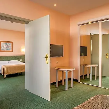 Beatriz Costa & Hotel 4*