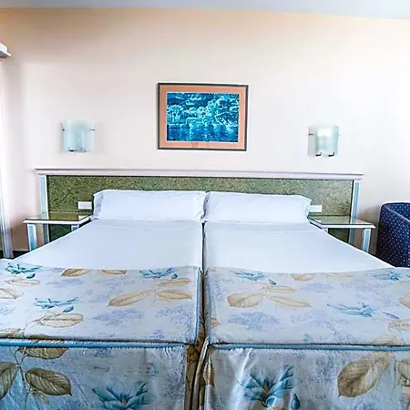 Beatriz Costa & Hotel 4*