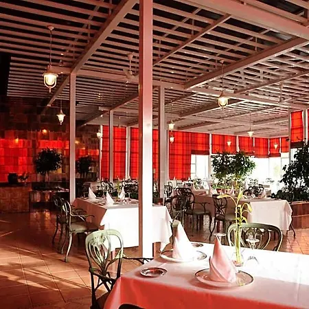 Beatriz Costa & Hotel 4*