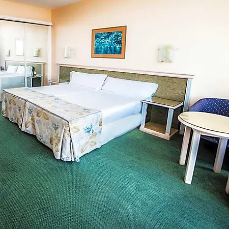 Beatriz Costa & Hotel 4*