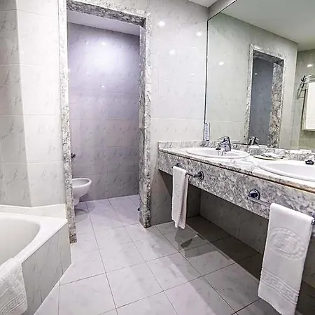 Beatriz Costa & Hotel 4*