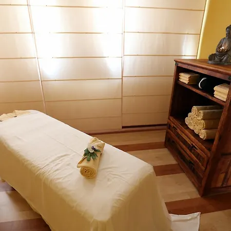 Beatriz Costa & Hotel 4*