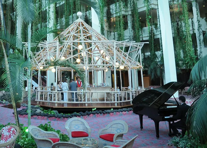 Beatriz Costa & Hotel 4*