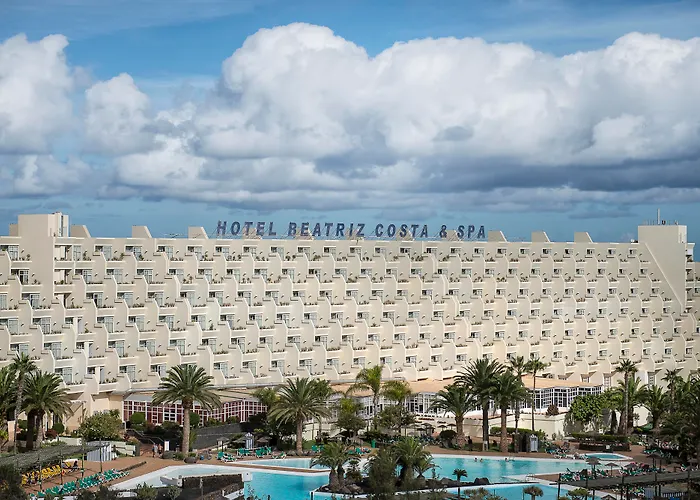 Beatriz Costa & Hotel 4*