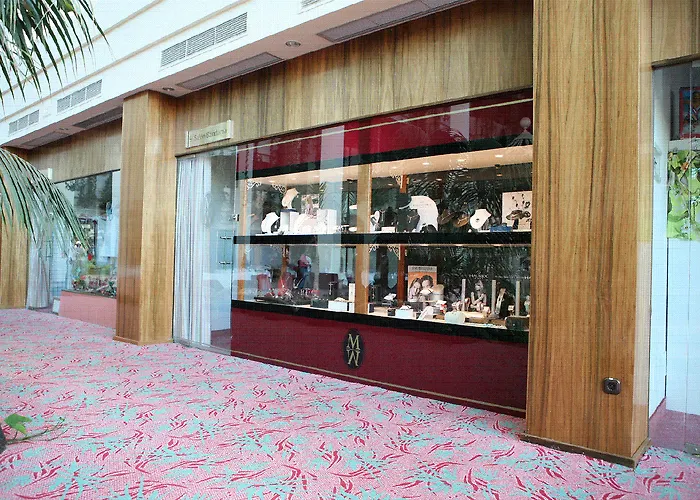 Beatriz Costa & Hotel 4*