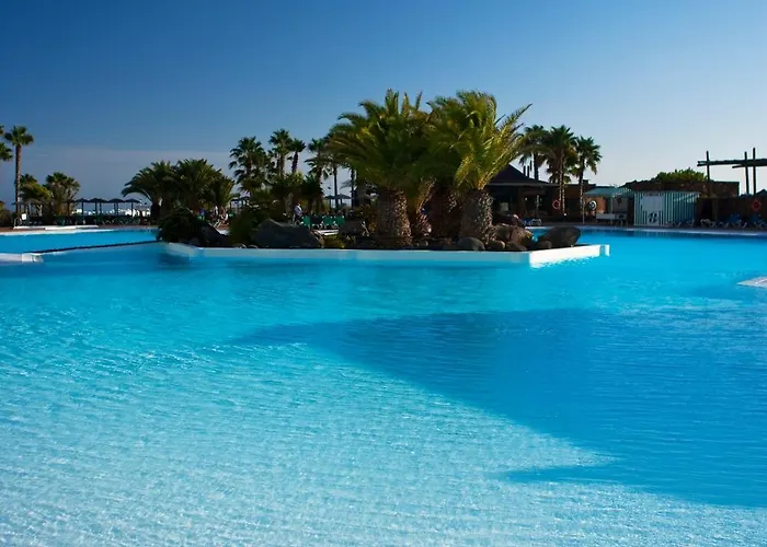 Beatriz Costa & Hotel 4*